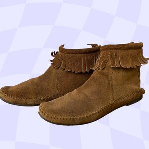 Minnetonka Moccasins Womens Brown Suede Fringe Boots Sz 6 Back Zip Hard Sole